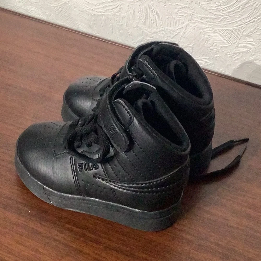 FILA - Sz 6 (baby) - high top sneakers - black - with laces & hook / loop